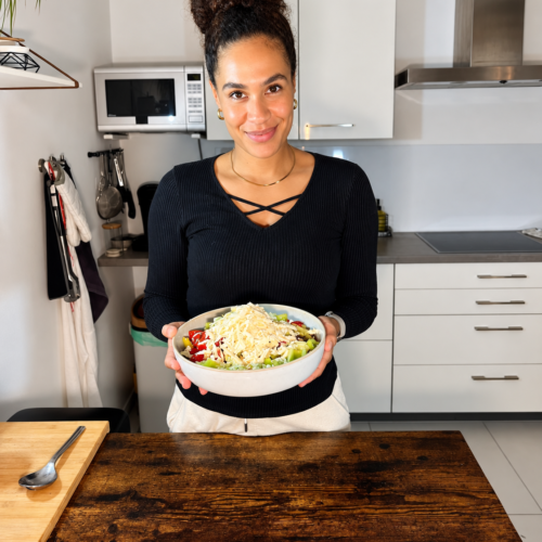 Bulgarischer Shopska Salat mit Tomaten, Gurke und Weichkäse