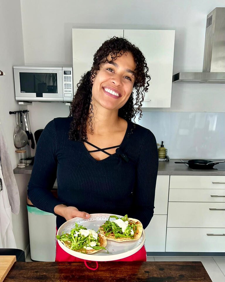 Caesar Chicken Tacos mit Romanasalat und cremigem Caesar-Dressing