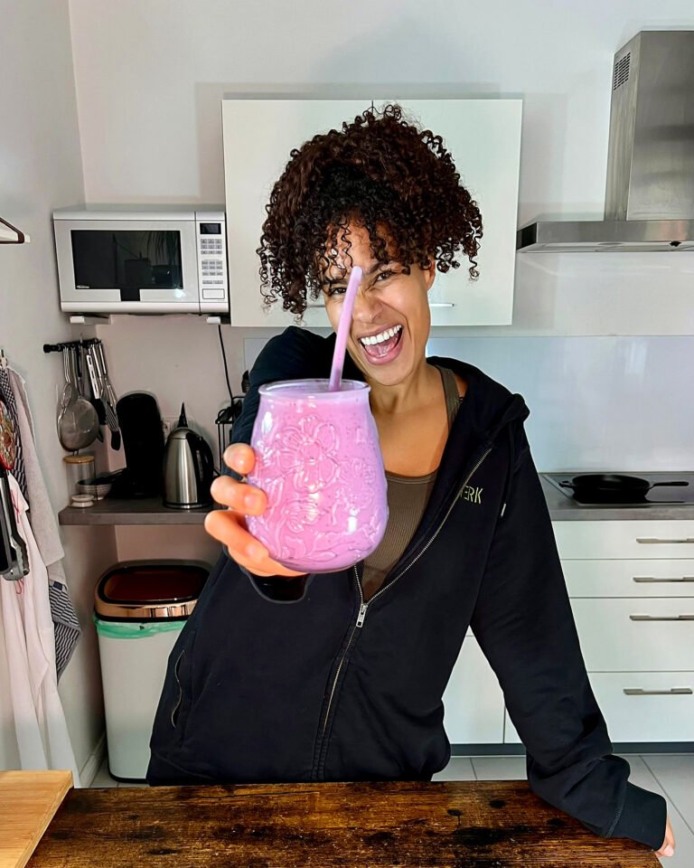 High Protein Blaubeer-Joghurt-Smoothie mit Skyr und Proteinpulver
