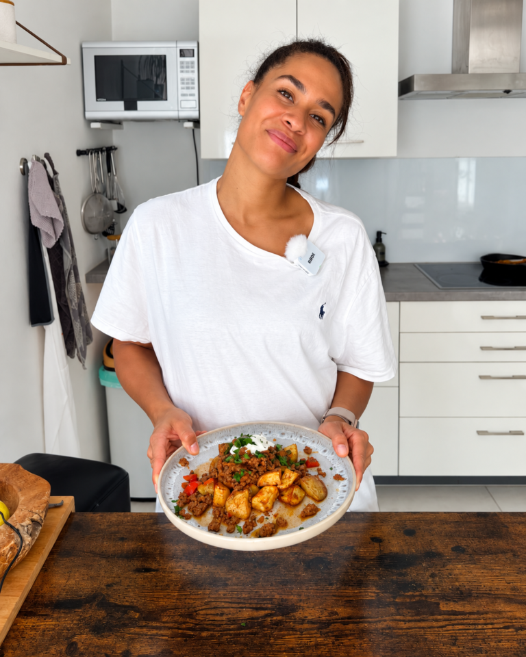 Loaded Potatoes mit Rinderhack, knusprigen Kartoffeln und Skyr-Topping