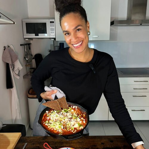 Shakshuka mit Feta, Eiern und Tomatensoße