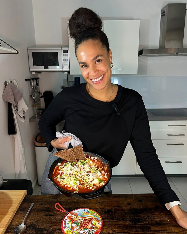 Shakshuka mit Feta, Eiern und Tomatensoße
