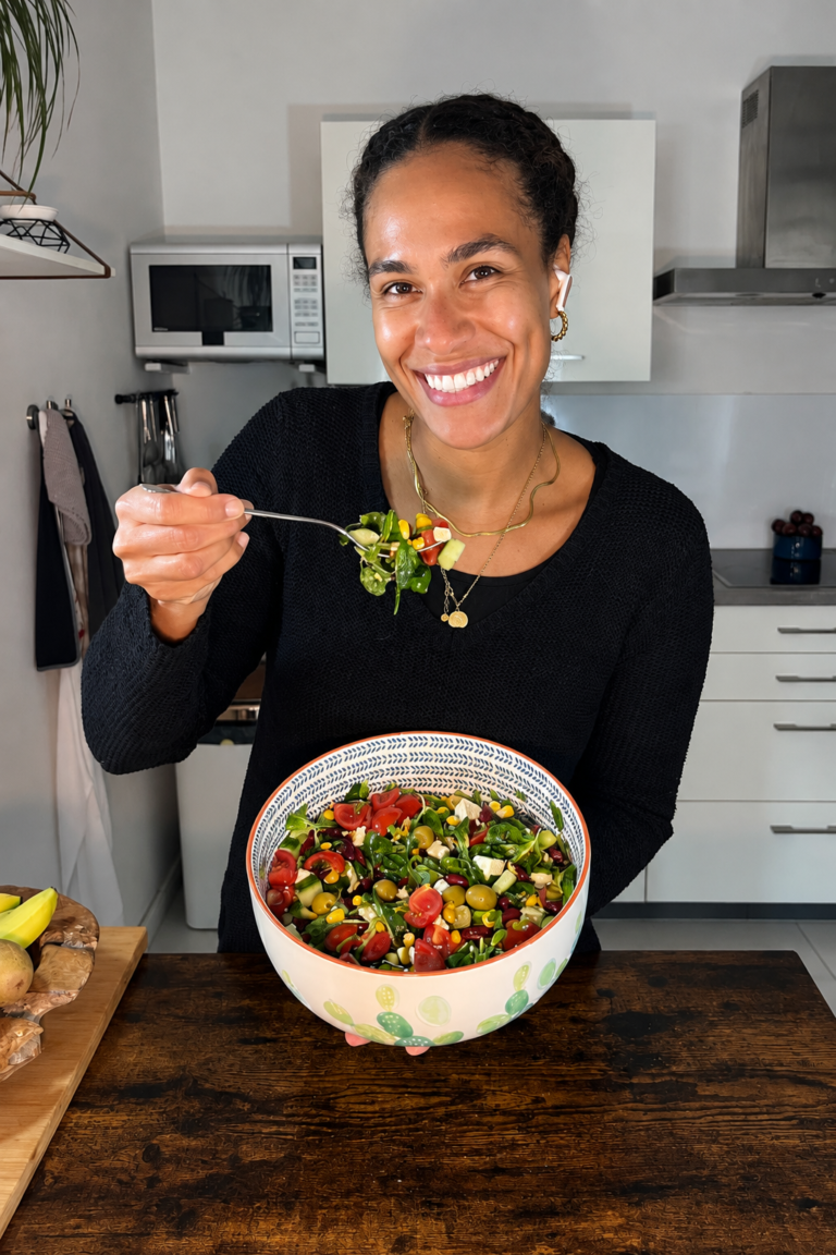Feldsalat mit Kidneybohnen, Feta, Mais und Honig-Senf-Dressing
