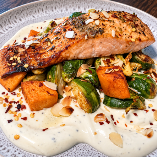 Airfryer-Lachs mit Rosenkohl, Süßkartoffeln und Dijon-Skyr-Creme