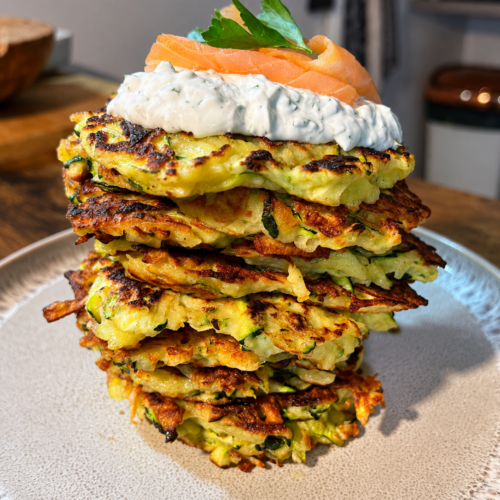 Kartoffel-Zucchini-Puffer mit Kräuterquark und Räucherlachs