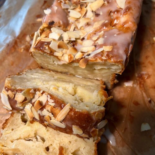 Saftiger Apfelkuchen mit Zuckerguss und gerösteten Mandeln