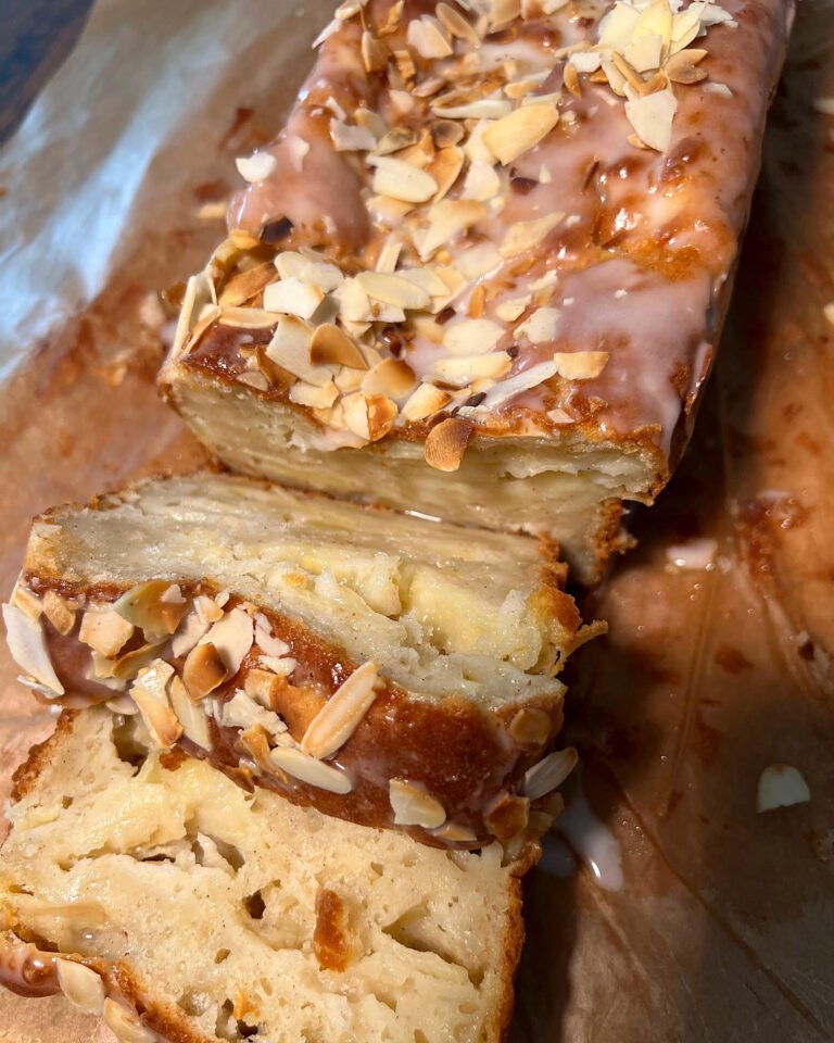 Saftiger Apfelkuchen mit Zuckerguss und gerösteten Mandeln