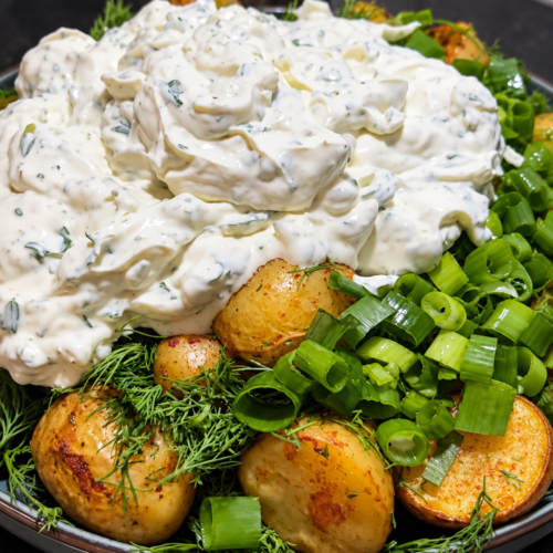 Schmand-Kartoffeln mit Dill, Lauchzwiebeln und cremiger Schmandsoße