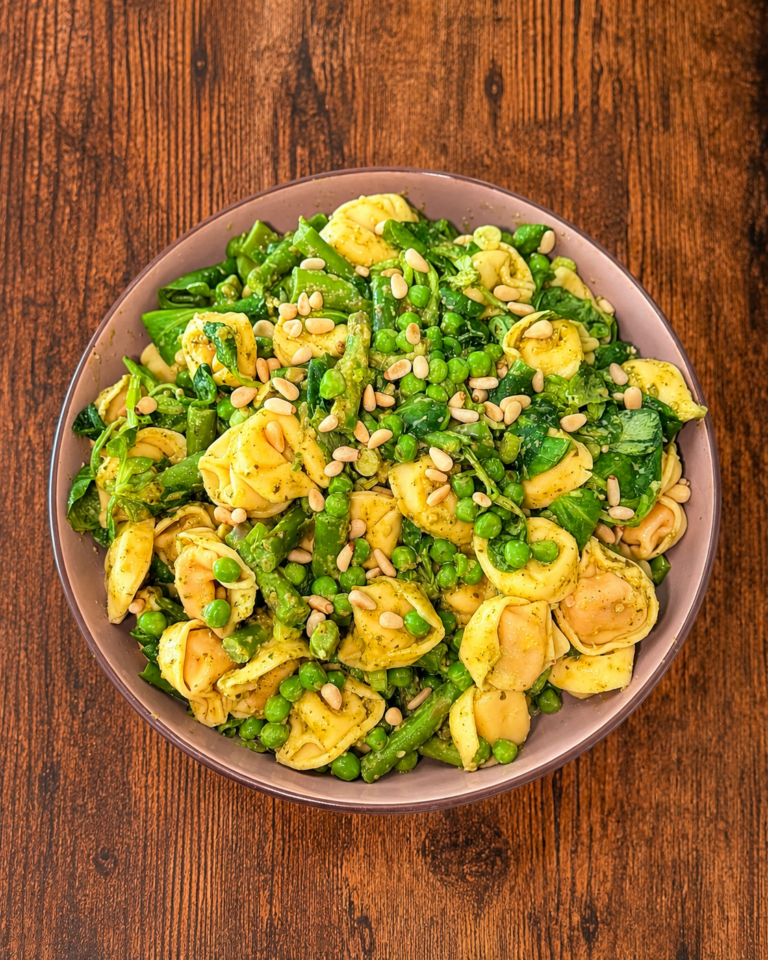 15 Minuten Tortellini-Salat mit Spargel & Pesto