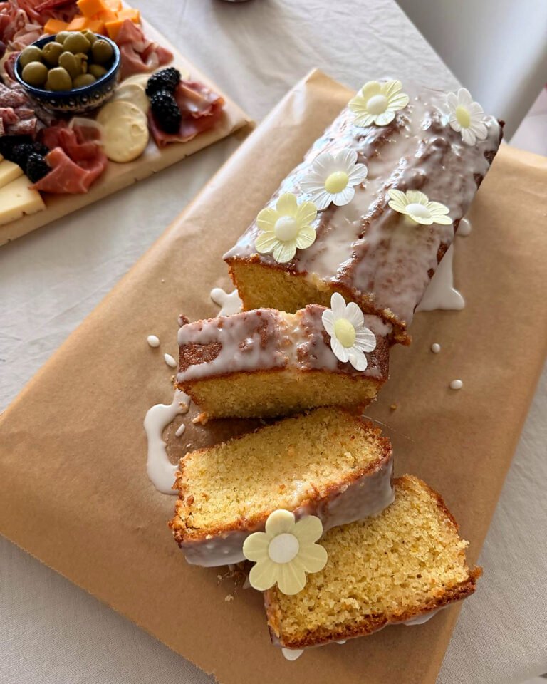 Saftiger Zitronen-Vanille-Kuchen mit Zitronenglasur