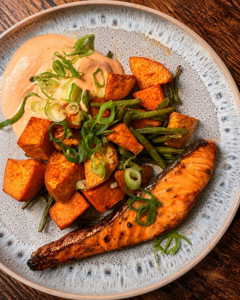 Airfryer Lachs mit Süßkartoffeln & Sriracha-Skyr