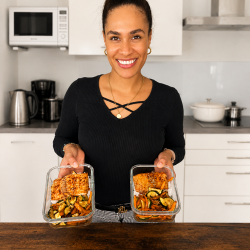 Meal Prep mit Wildlachs, Soja-Gemüse und Reis