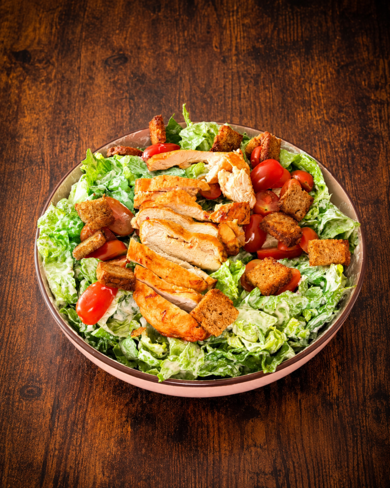Gesünderer Caesar Salad mit Airfryer-Hähnchen