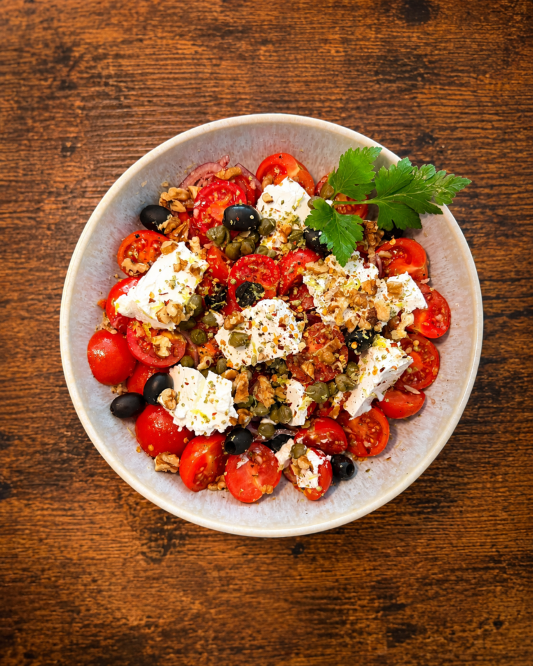 Tomatensalat mit Ziegenfrischkäse, Oliven & Walnüssen