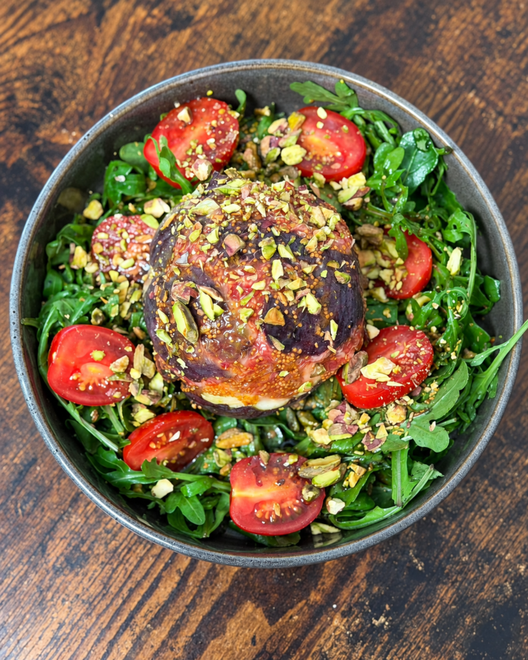 Feigenbombe mit Büffelmozzarella, Rucola und Pistazien