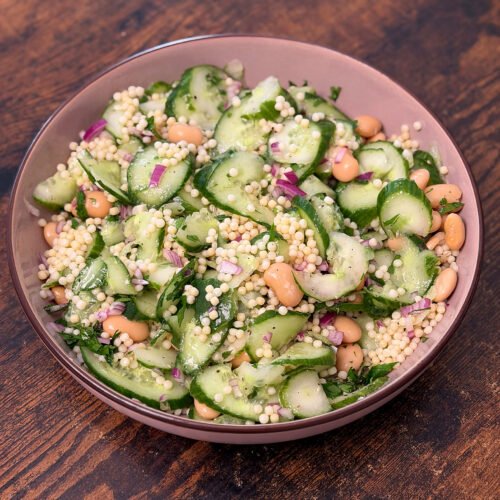 Sattmacher-Salat mit Gurke, Perlcouscous und weißen Bohnen