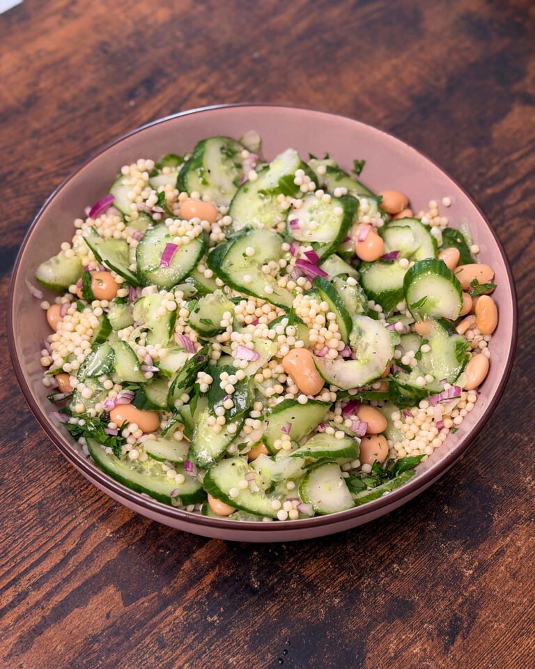 Sattmacher-Salat mit Gurke, Perlcouscous und weißen Bohnen