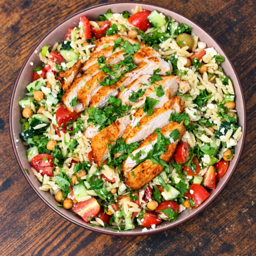 Sattmacher-Salat mit Orzo, Kichererbsen, Hähnchen und Feta