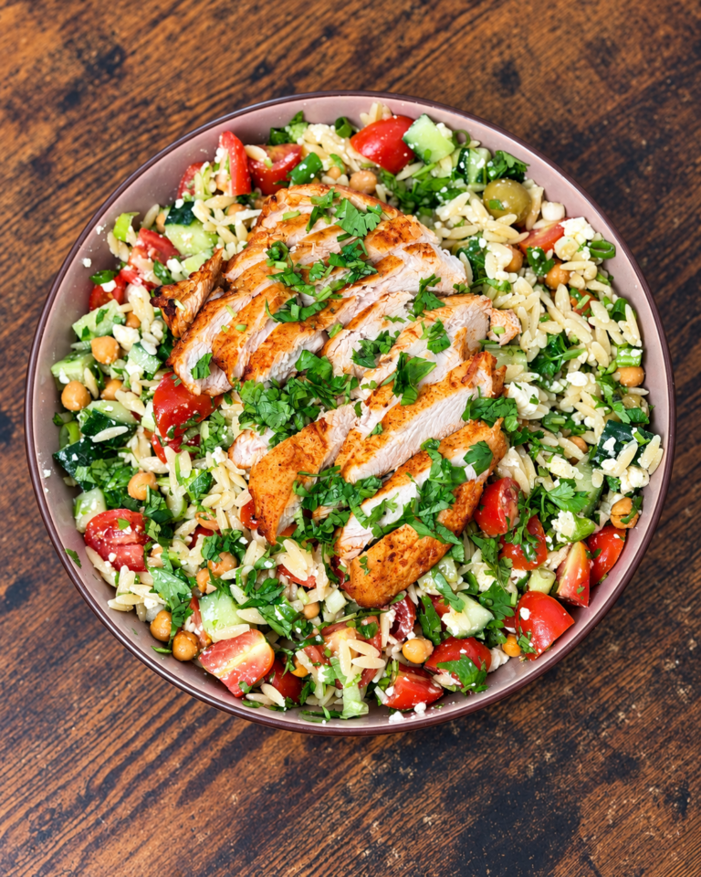 Sattmacher-Salat mit Orzo, Kichererbsen, Hähnchen und Feta